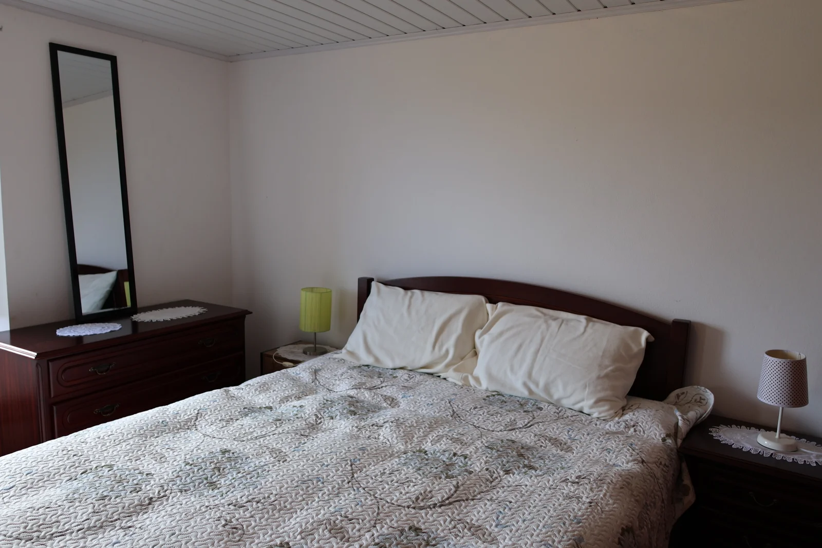 Quarto da Casa das Brisas Matinais, com cama de casal.