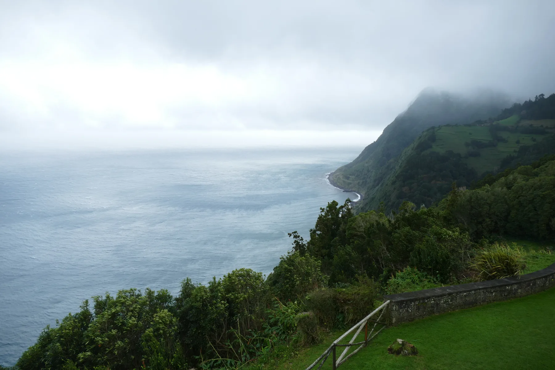 Vista da costa a partir da Ponta do Sossego, Nordeste.